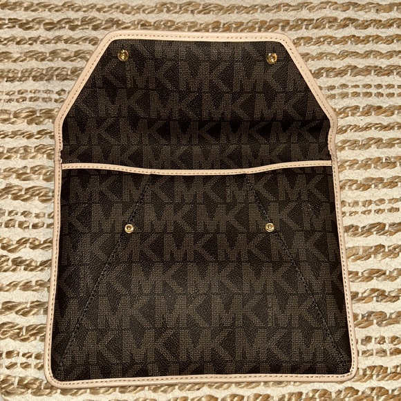 Michael Kors clutch || NWOT ✨👜 - Picture 2 of 2